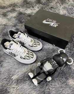 Giày thể thao Dior họa tiết thumb