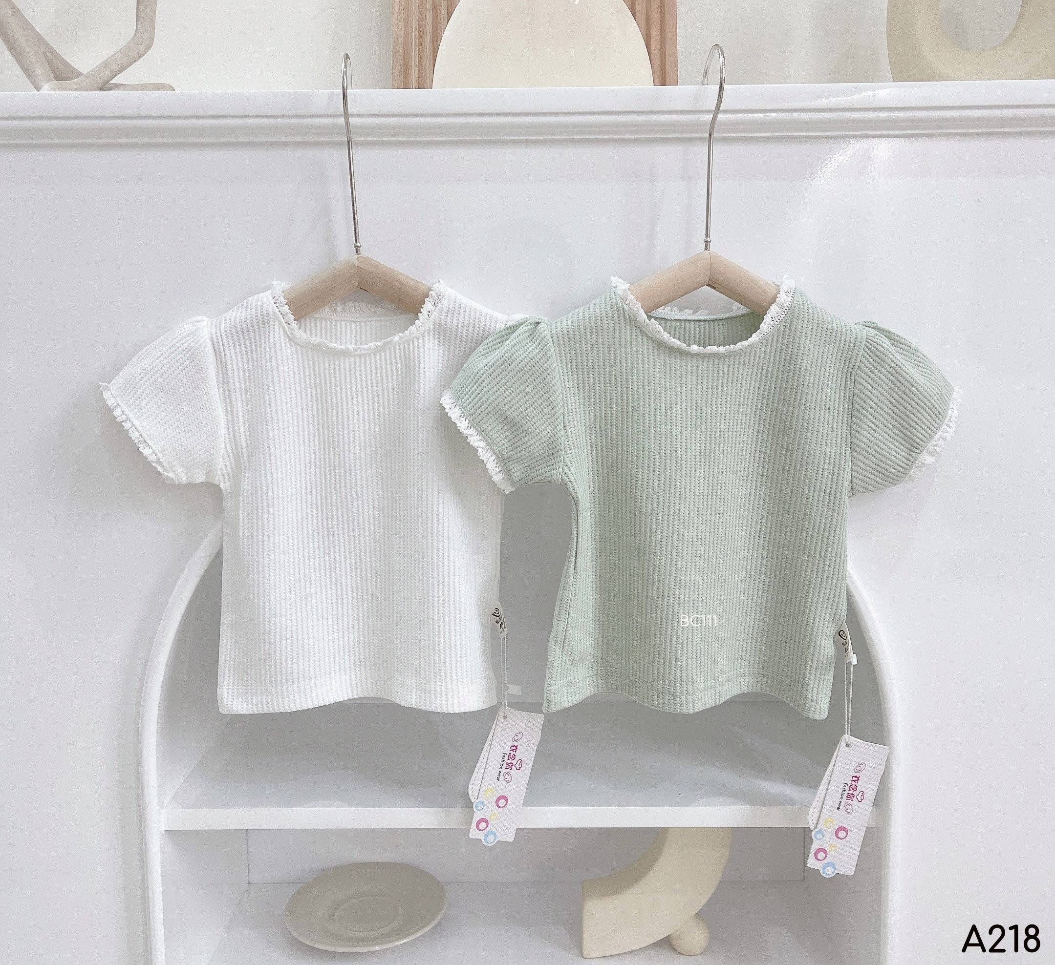 OBB - Áo tay phồng cổ ren